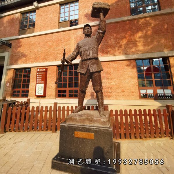 广场人物董存瑞铜雕