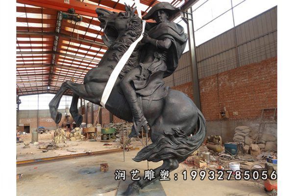 小区骑马人物铜雕