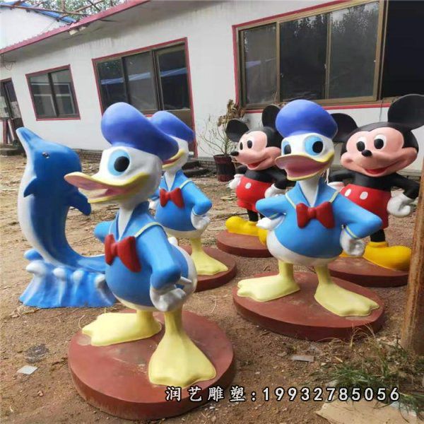 草坪玻璃钢唐老鸭卡通雕塑