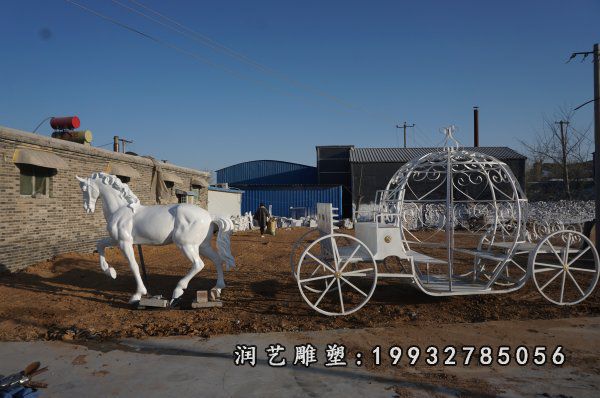 广场玻璃钢马车雕塑
