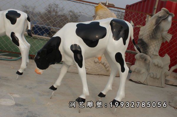 动物玻璃钢奶牛雕塑