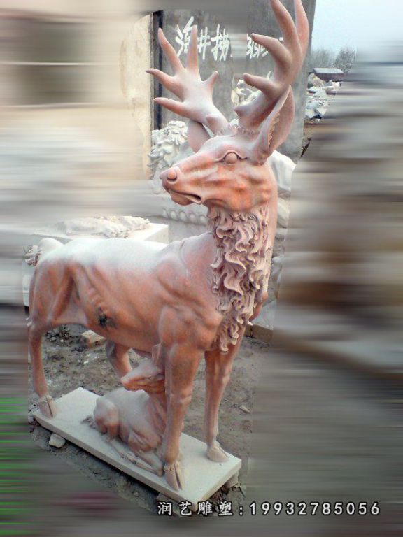 晚霞红石雕鹿