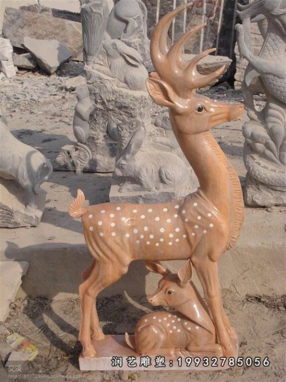 晚霞红公园鹿雕塑