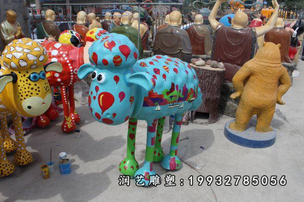 玻璃钢彩绘小羊肖恩雕塑