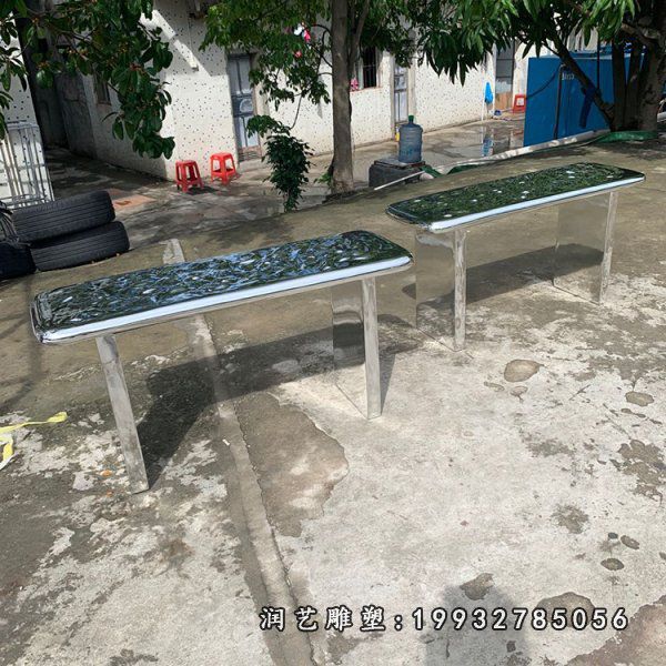 城市不锈钢凳子雕塑