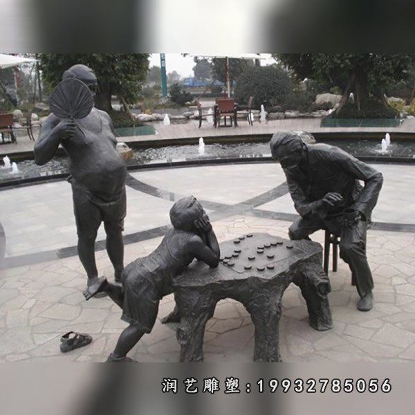 草坪下棋人物铜雕