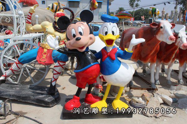 广场玻璃钢唐老鸭雕塑