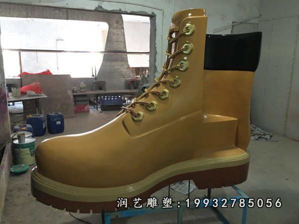 草坪玻璃钢鞋景观雕塑