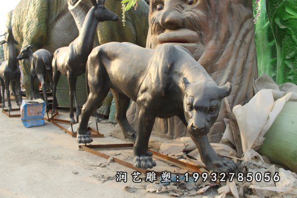 草坪豹动物铜雕