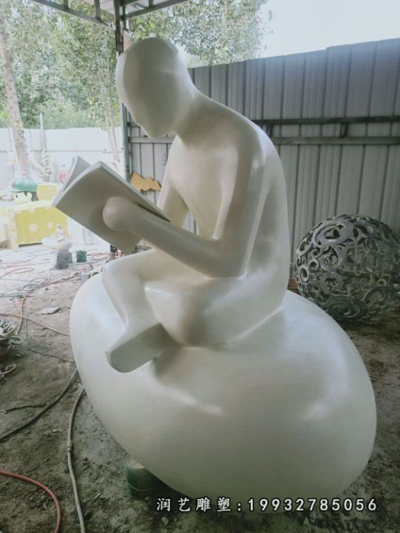 校园玻璃钢看书雕塑