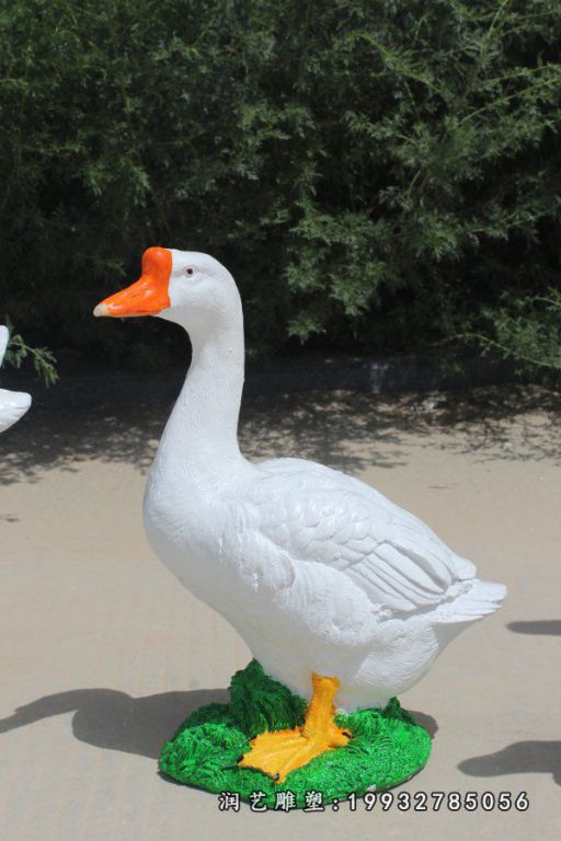 公园玻璃钢鹅动物雕塑