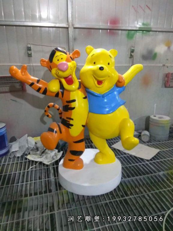 商场玻璃钢小维尼熊雕塑