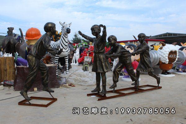 草坪人物老鹰捉小鸡铜雕