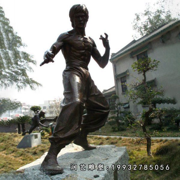 街道人物李小龙铜雕