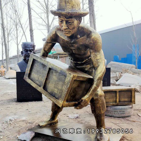 小区人物搬东西铜雕