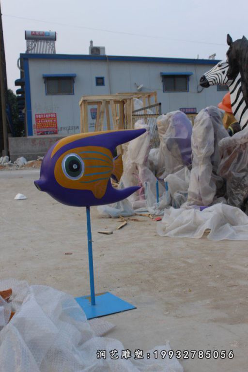 草坪玻璃钢动物鱼雕塑