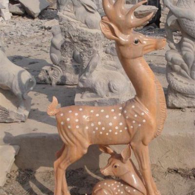 晚霞红公园鹿雕塑
