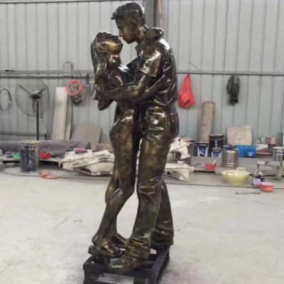 铜雕园林情侣雕塑