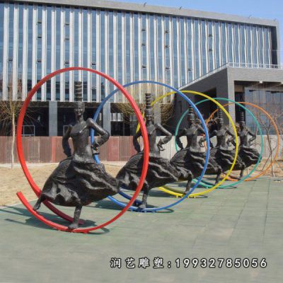 广场少数民族铜雕
