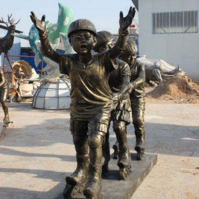 小区老鹰捉小鸡铜雕