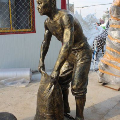 广场搬东西人物铜雕