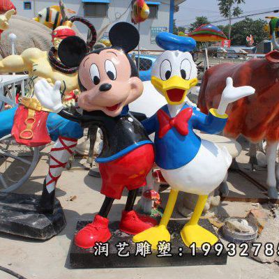 广场玻璃钢唐老鸭雕塑