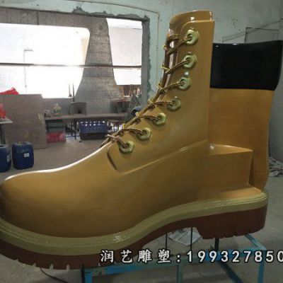 草坪玻璃钢鞋景观雕塑