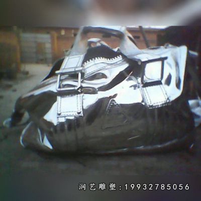 草坪不锈钢手提包雕塑