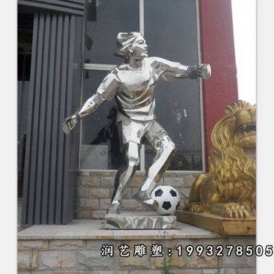 草坪不锈钢踢球雕塑