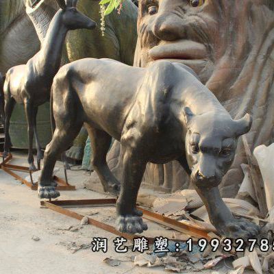草坪豹动物铜雕