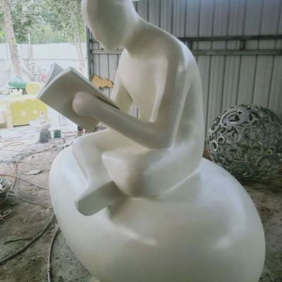 校园玻璃钢看书雕塑