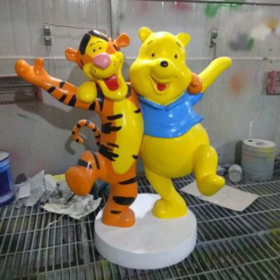 商场玻璃钢小维尼熊雕塑