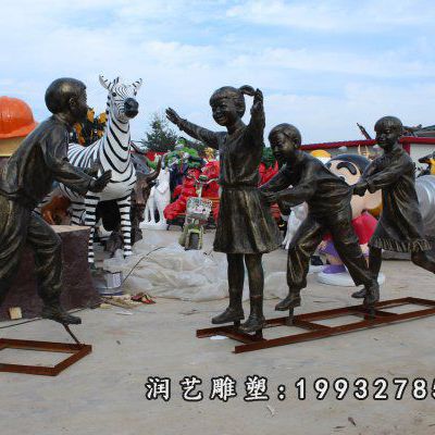 草坪人物老鹰捉小鸡铜雕