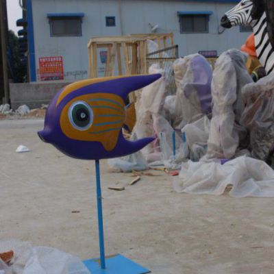 草坪玻璃钢动物鱼雕塑